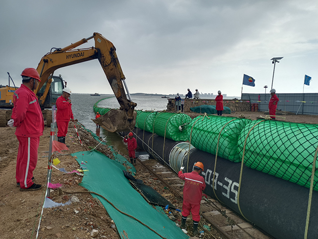 青島膠州灣海底管道浮拖安裝工程順利完工（gōng）