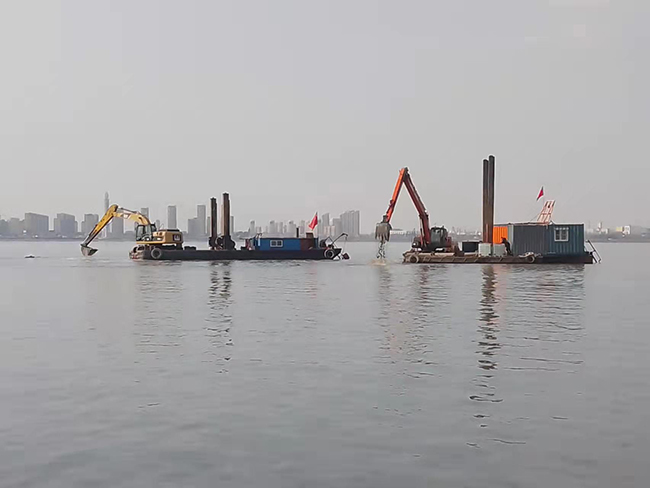 青島膠州灣海底管道浮（fú）拖安裝工程後挖溝工作進展順利